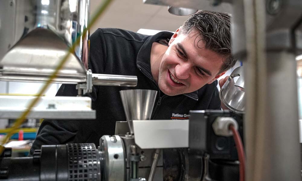 Plastima servicemonteur controleert een machine tijdens onderhoud