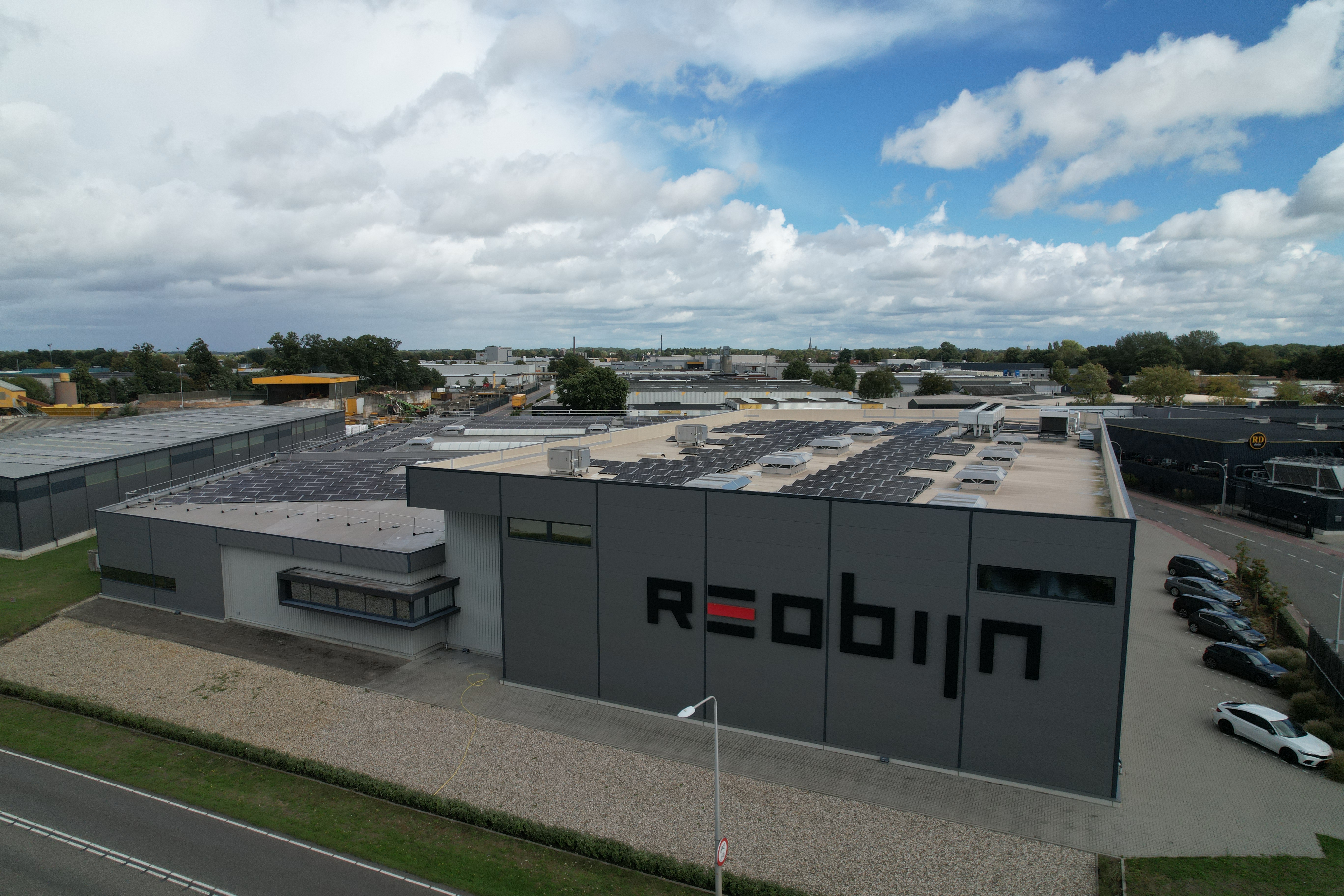 Luchtfoto van het bedrijfspand van Reobijn met de koelinstallatie op het dak