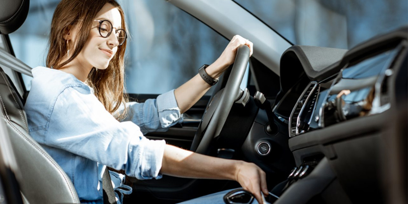 Bestuurder in een auto met kunststof interieurdelen