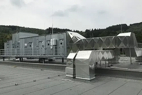 ONI-luchtbehandelingsunit op het dak van een productiehal