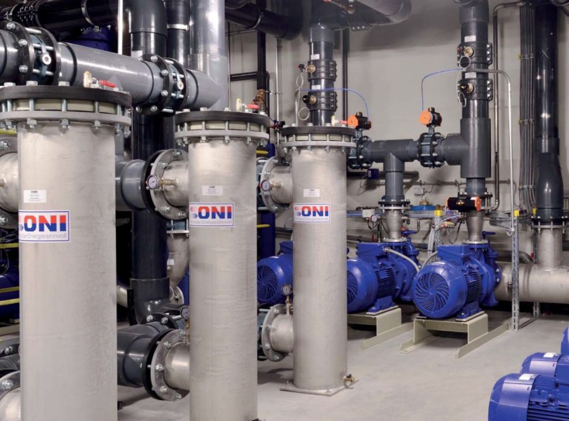 ONI-koelinstallatie met pompen en filters bij een kunststofverwerker