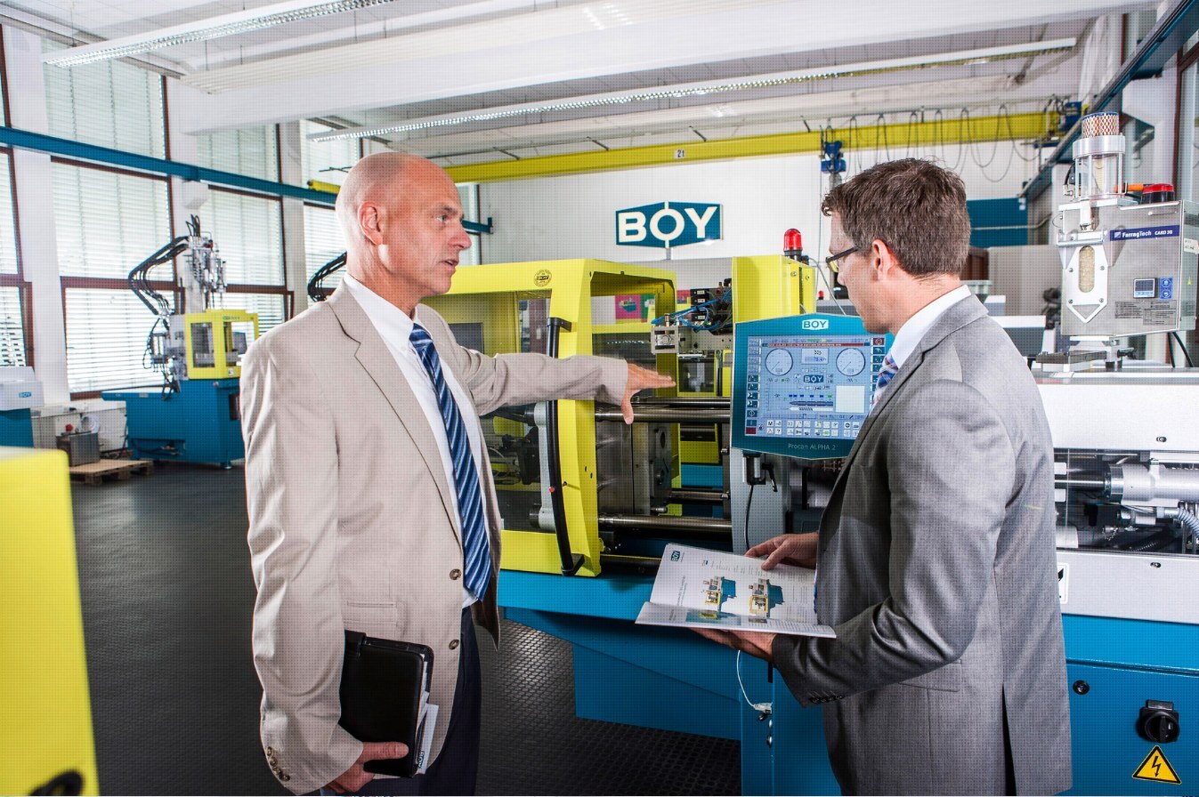 Uitleg aan de besturing van een spuitgietmachine